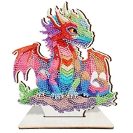 1 stående drage med spredte vinger. 18 x 19 cm.